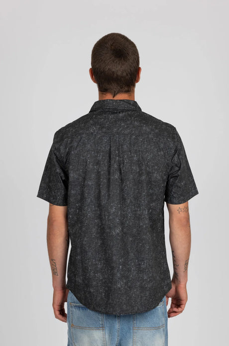 Rusty - Horde SS Woven Shirt | Black Acid Wash