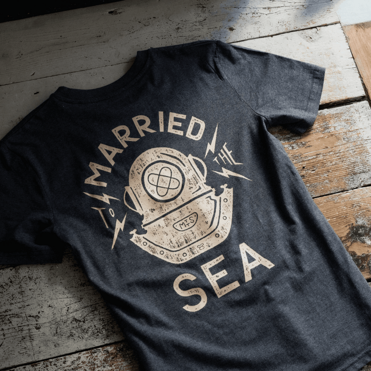 Navy crewneck T-shirt with circular diver graphic print on front